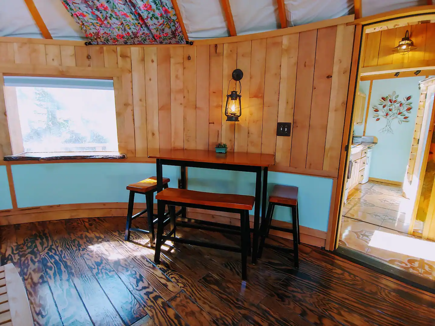 Table that can accommodate 4 people.