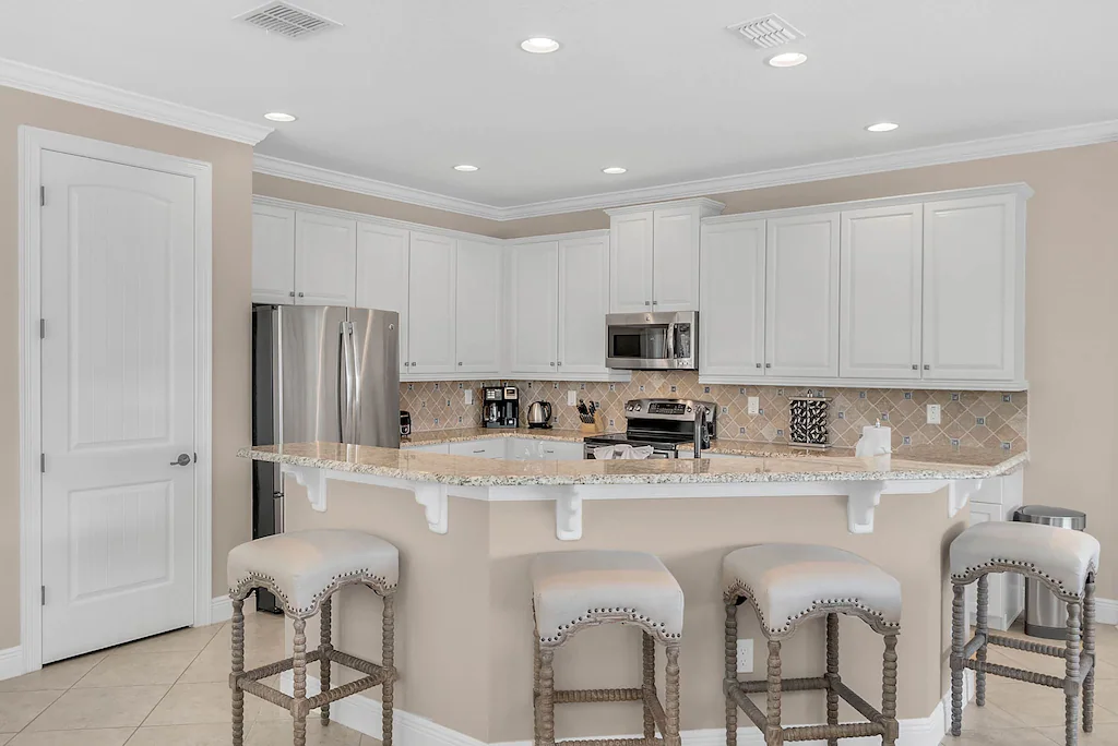 A breakfast bar for four people and a fully equipped kitchen