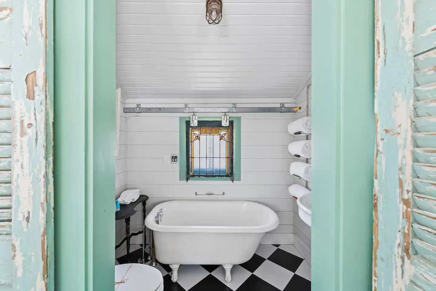 It got a claw foot soaking tub and kitchenette