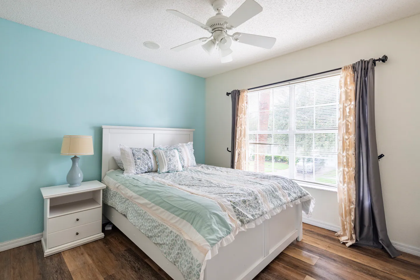 Beachy queen size bedroom