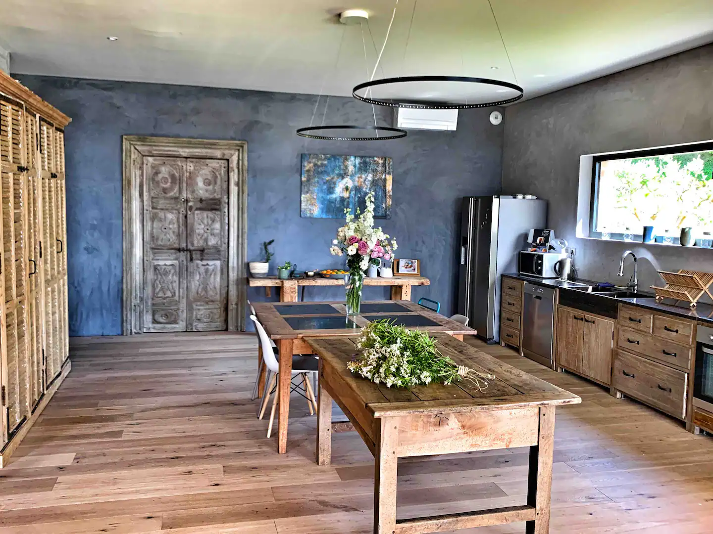 Fully equipped large kitchen