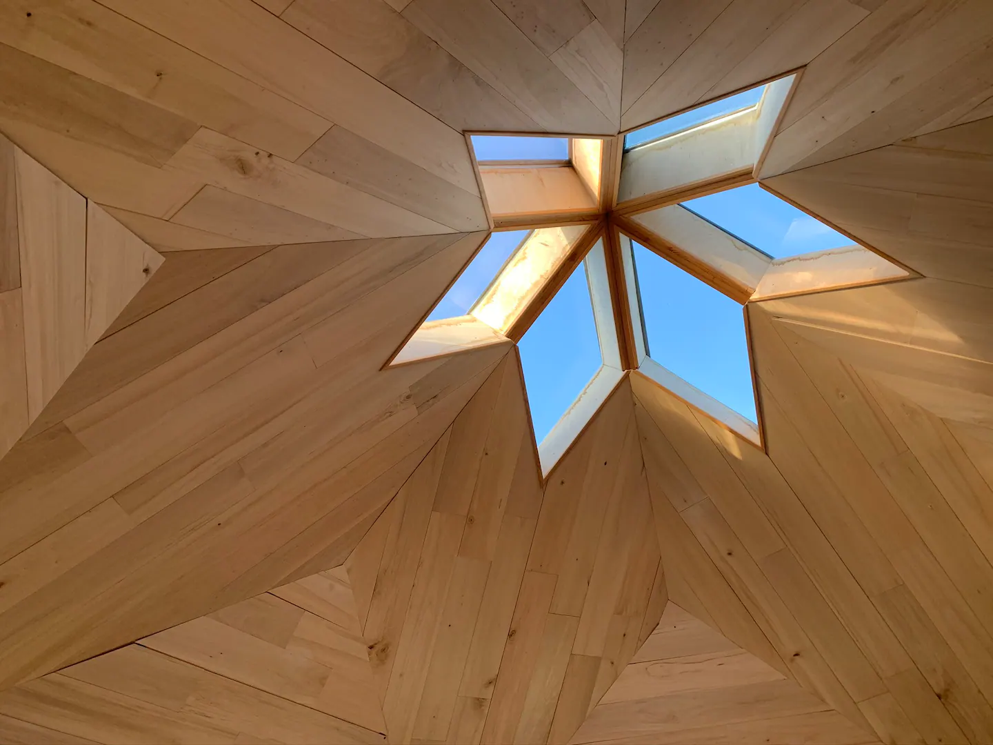 The star open to the sky in the center of the dome.