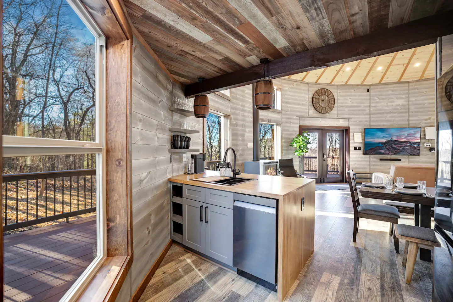 A Nespresso machine, a spacious sink, a dishwasher, and a commanding outlook are all included.