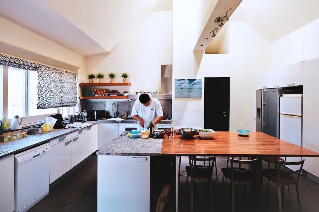 Contemporary and well-equipped kitchen.