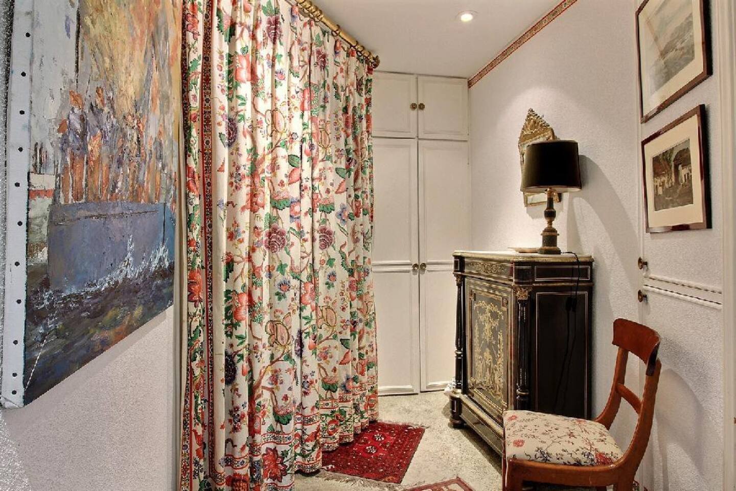 The apartment is filled with classical furnishings and decorations, creating an old Parisian ambiance while ensuring your comfort.