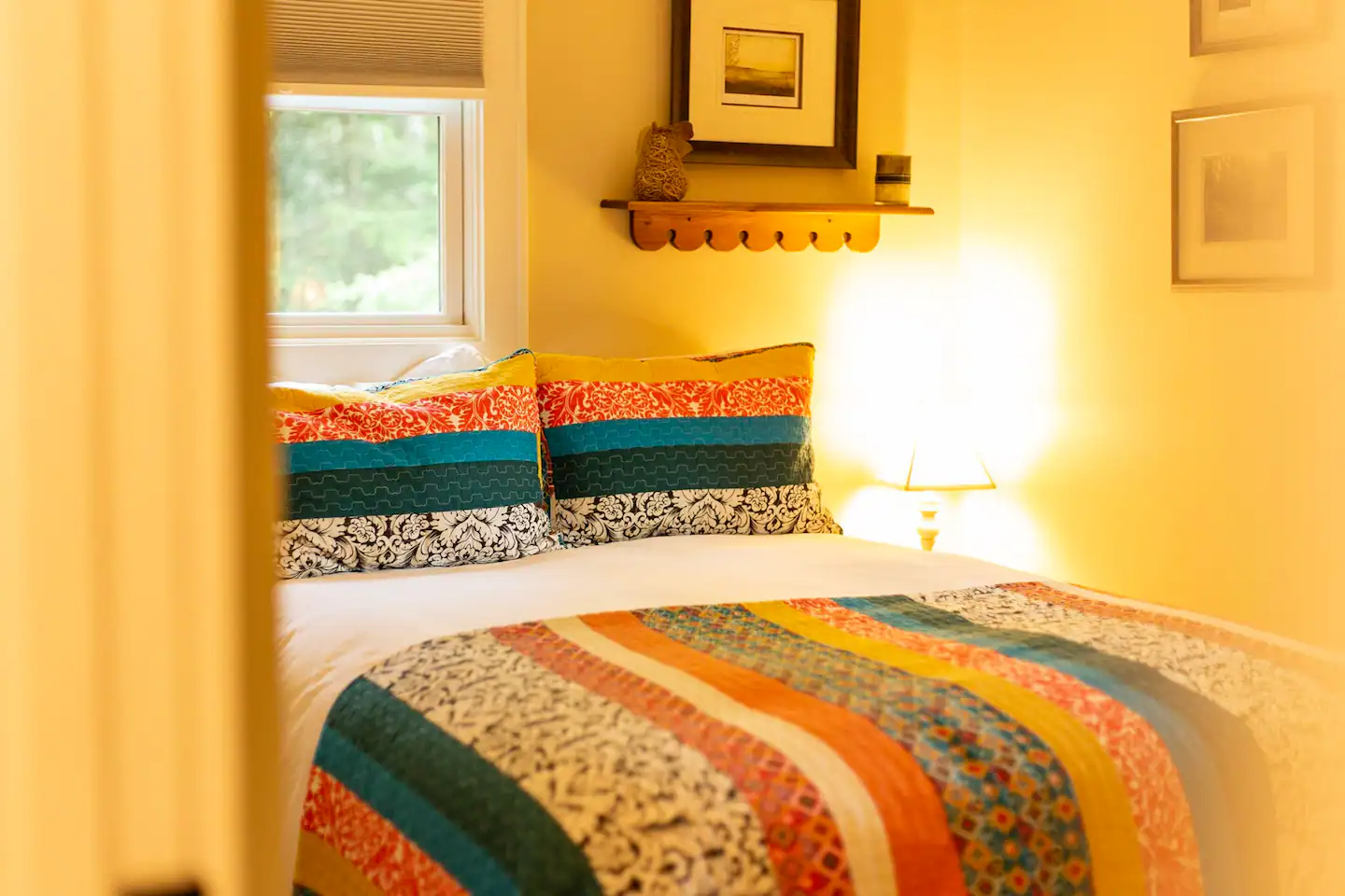 Yellow Bedroom Full bed * Black-Out Shades * Heat Control