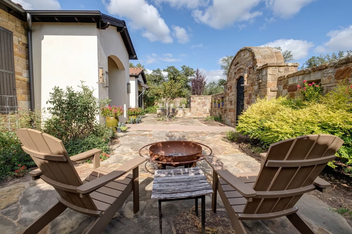 Enjoy a quiet evening next to the firepit in our spacious courtyard.