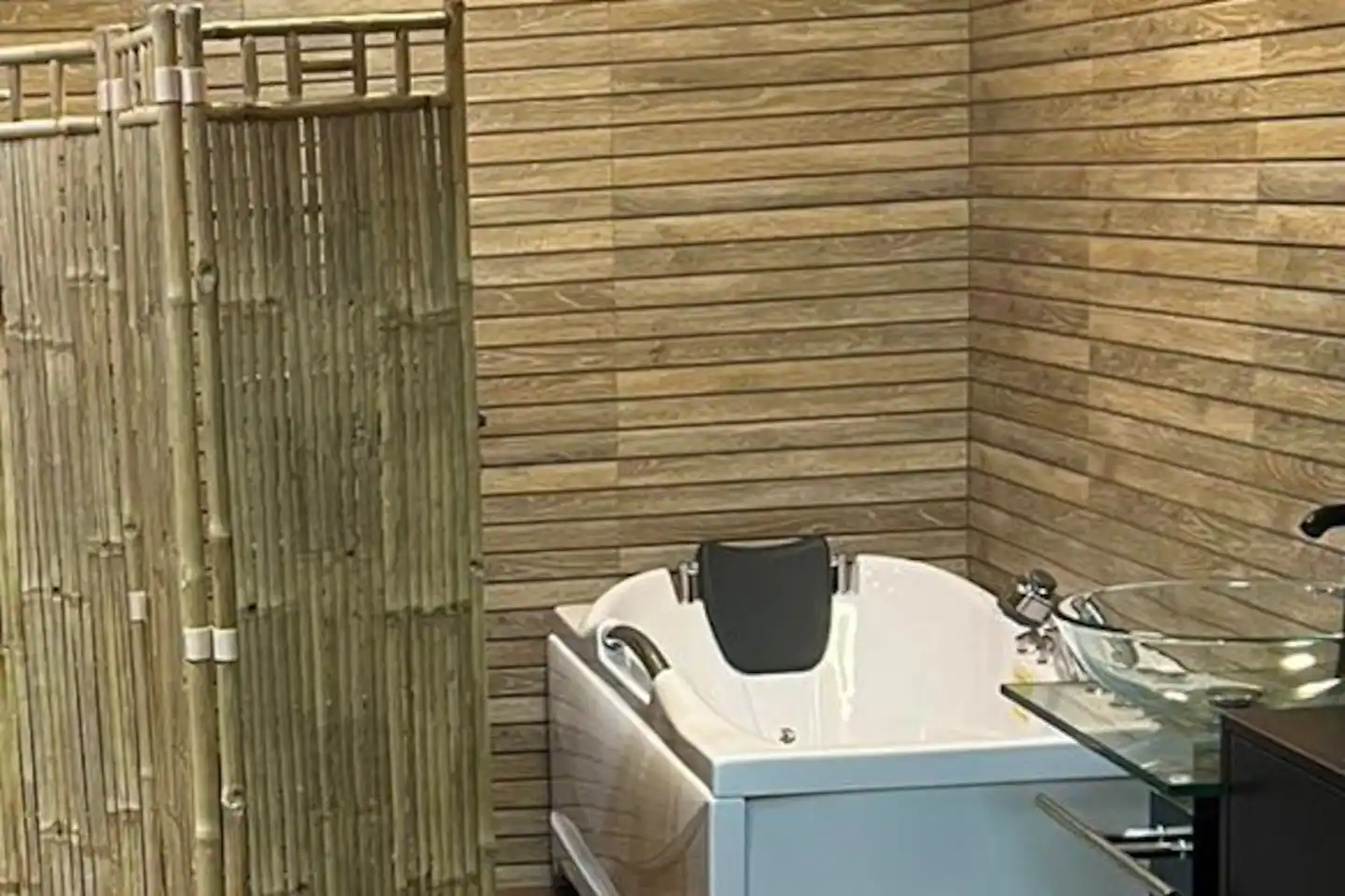 Hydro Jacuzzi bath.
