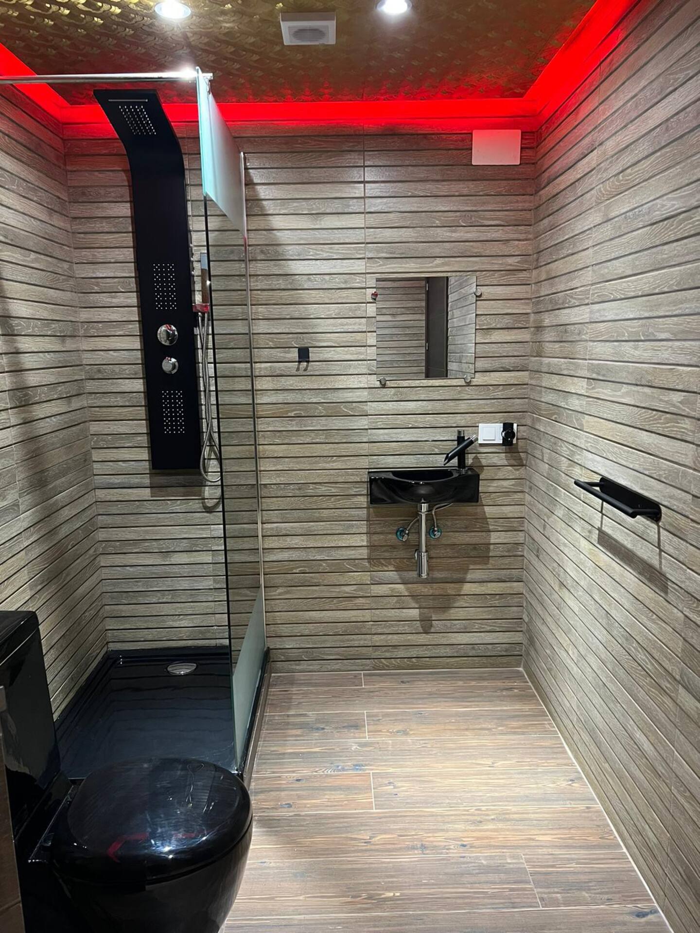 Private en-suite bathroom