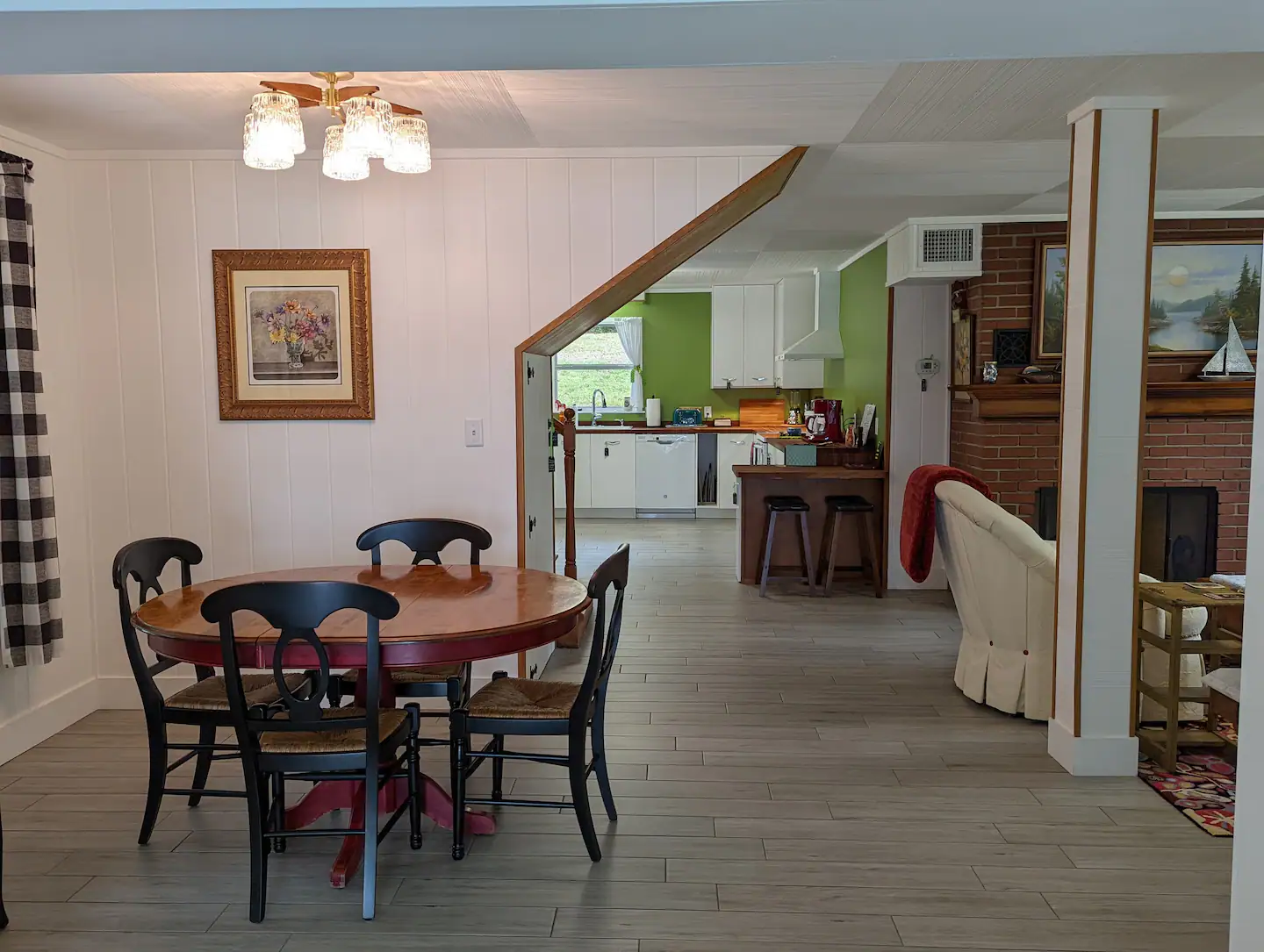 Spacious Dining room