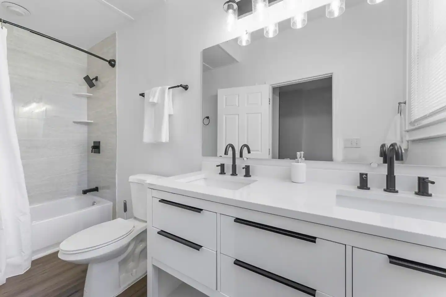 En-suite bathroom in the master bedroom