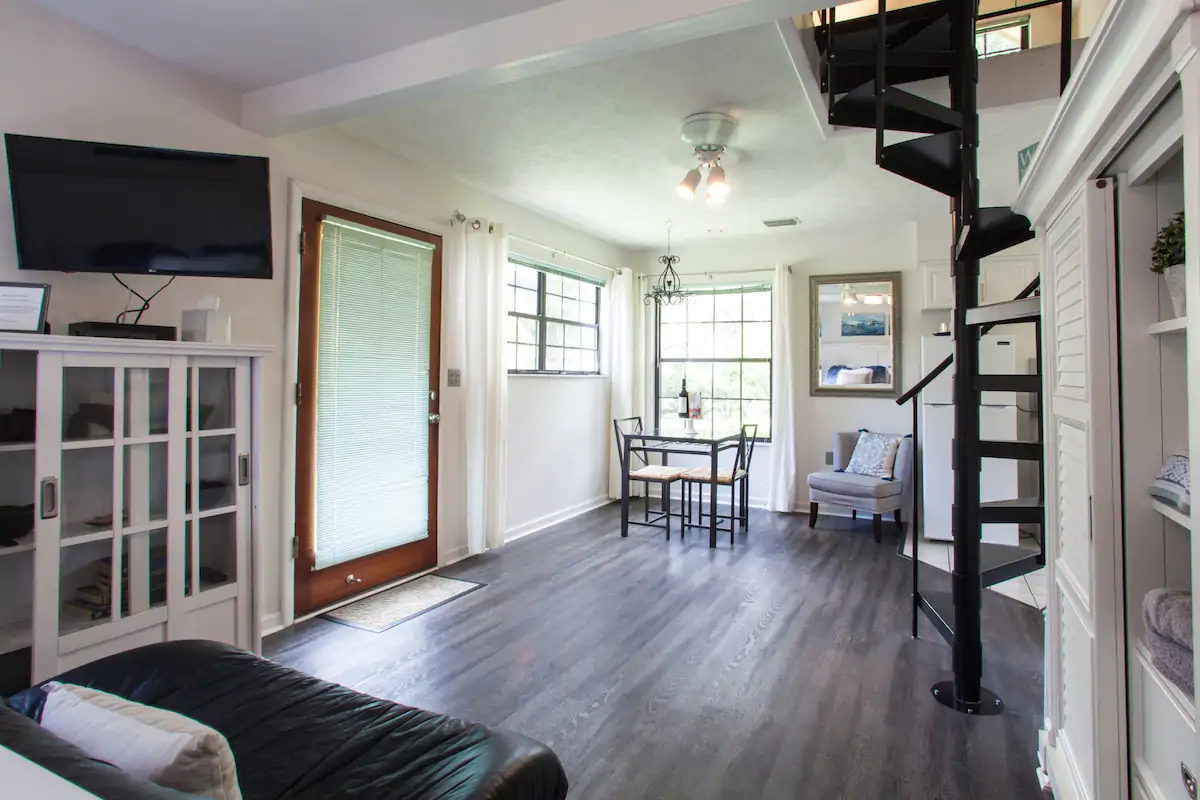 Great picture window while you enjoy a meal.