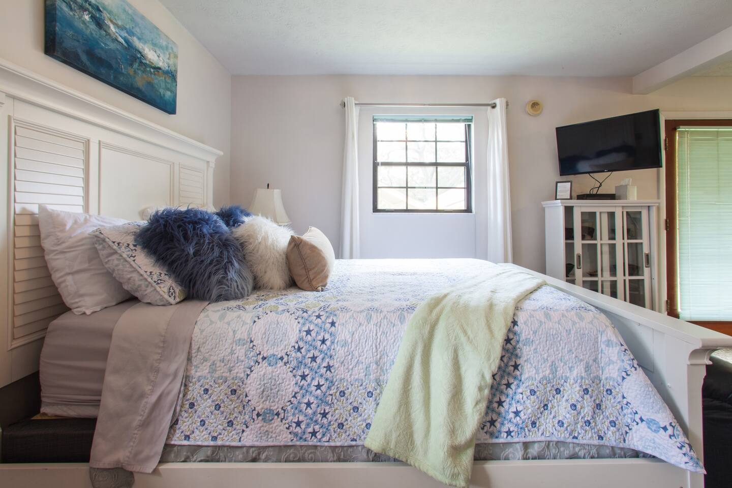 Get a great night's sleep in this amazing queen bed.