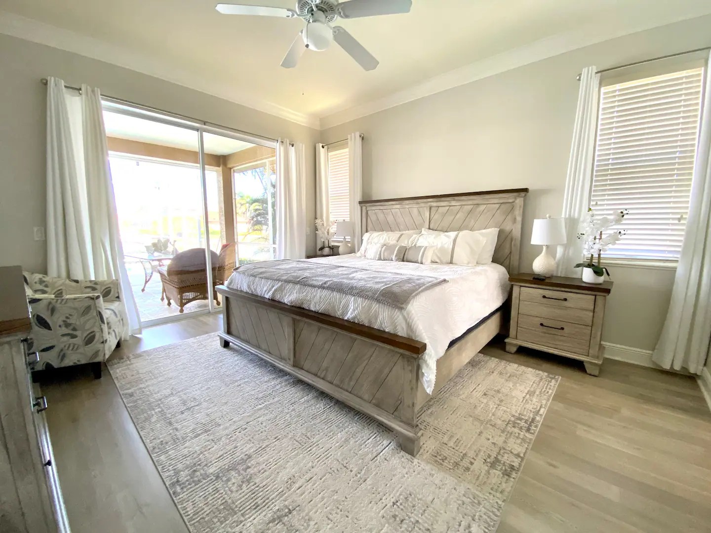 Master King Bedroom w/full ensuite bathroom.