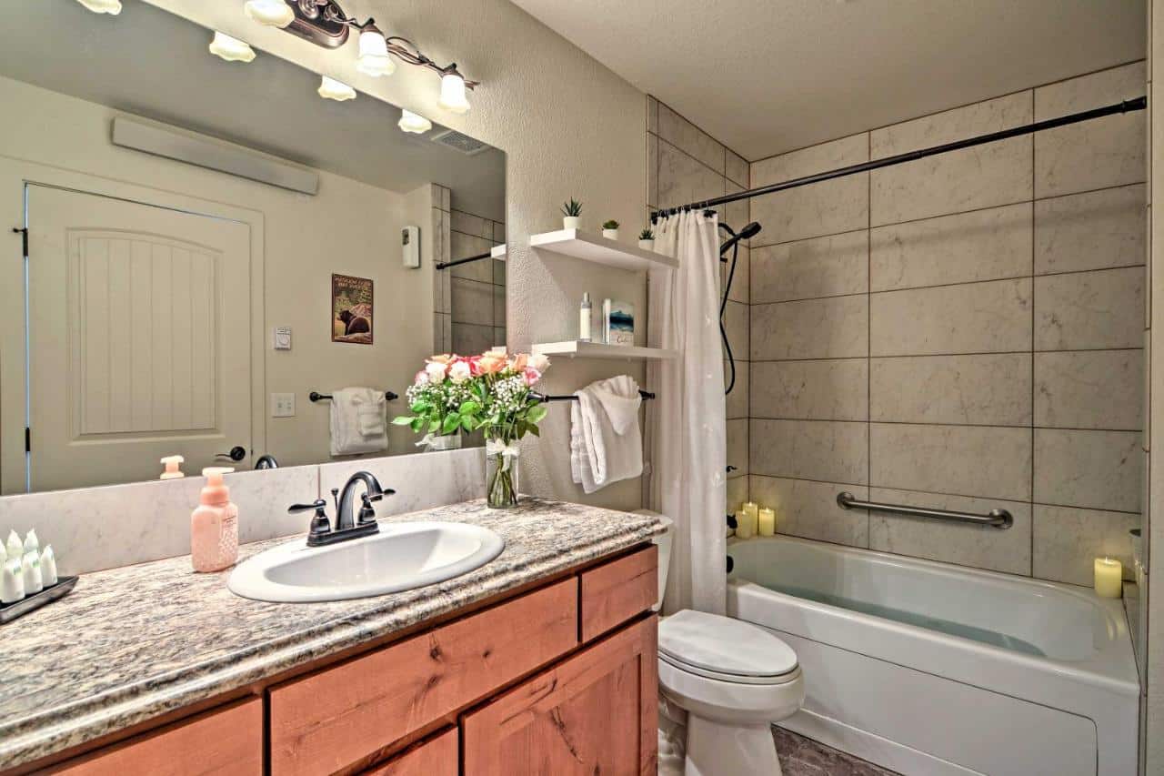Master bedroom includes en-suite bathroom which was properly stocked with towels, toiletries etc.