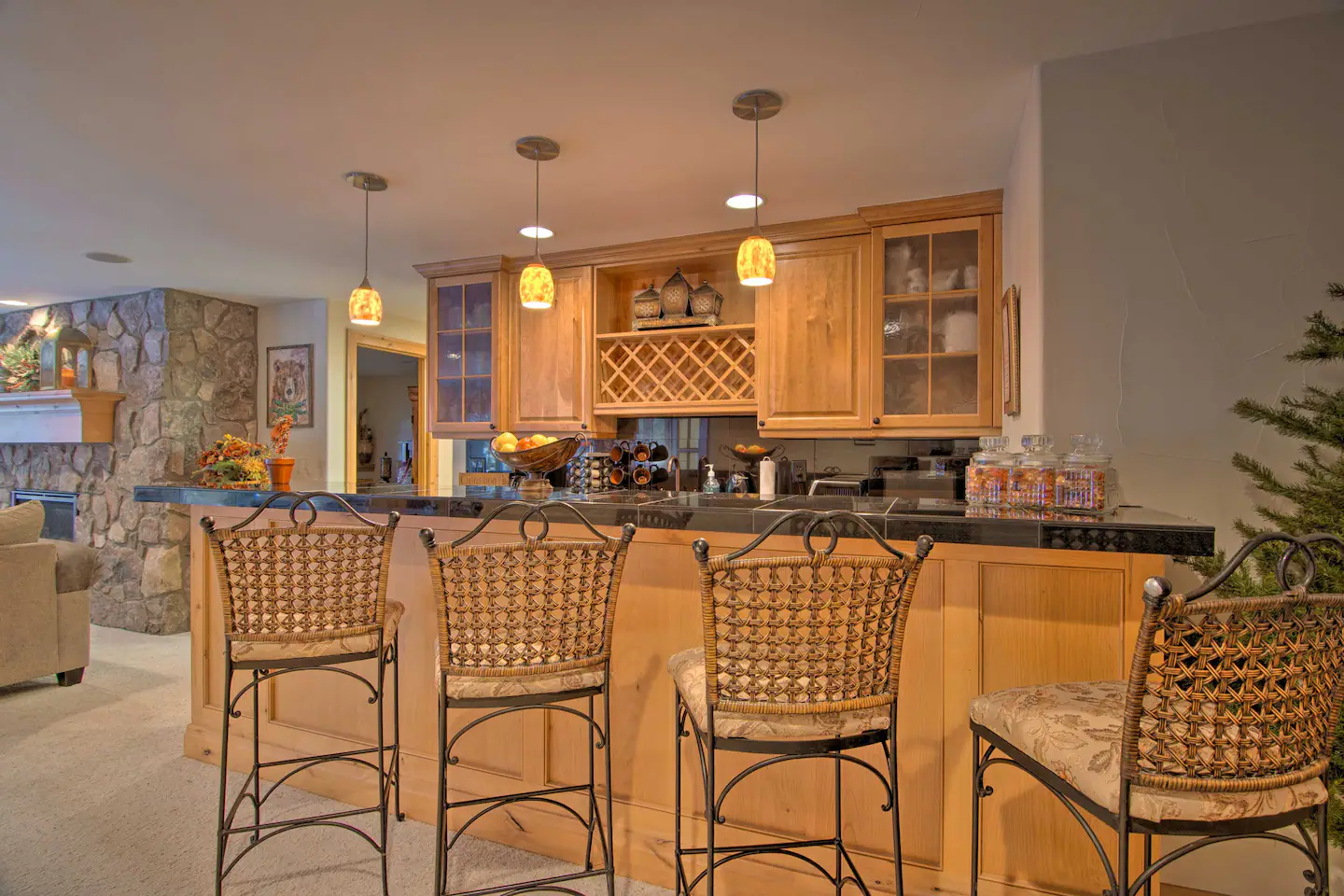 Fully equipped, 18' dishwasher, mini-fridge and full-sized refrigerator, toaster oven, microwave, drip coffee maker, can opener, breakfast bar, stove burners.