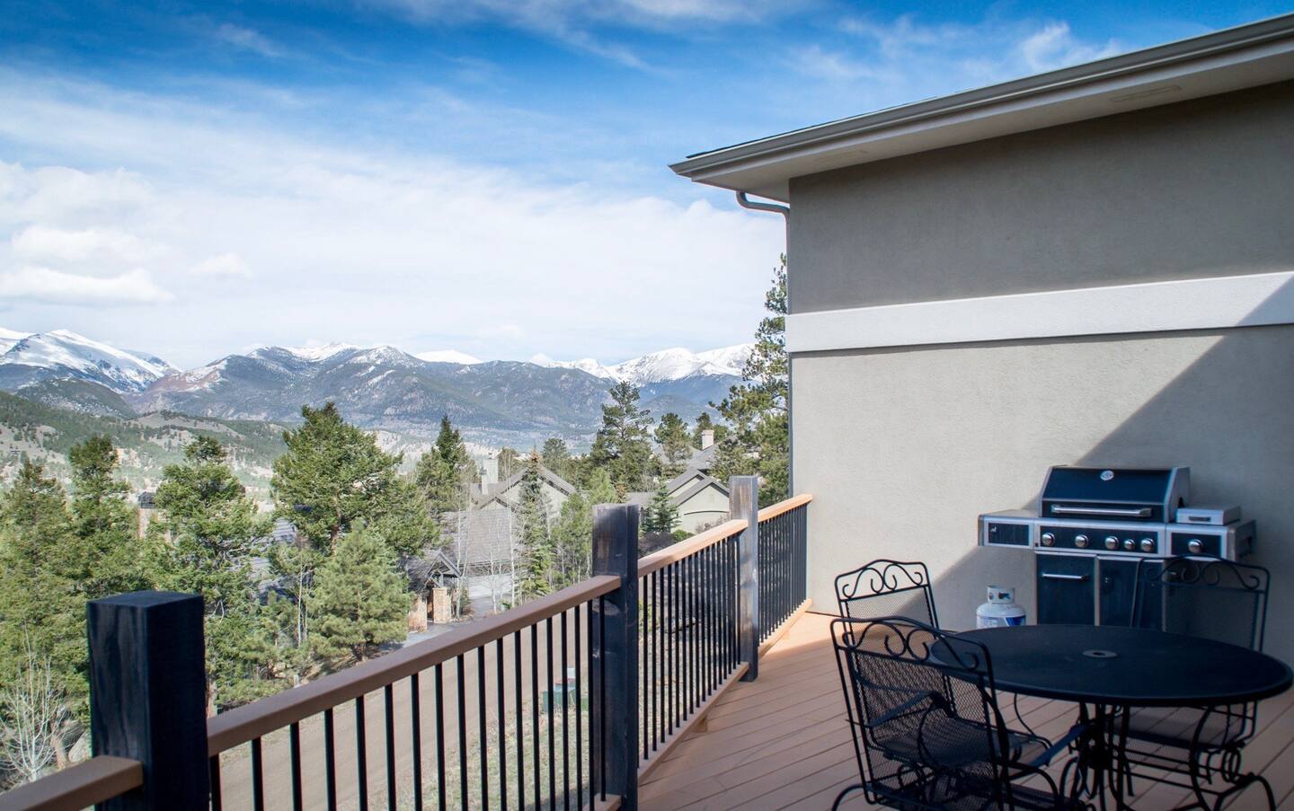 Balcony overlooking an incomparable view of the mountains.