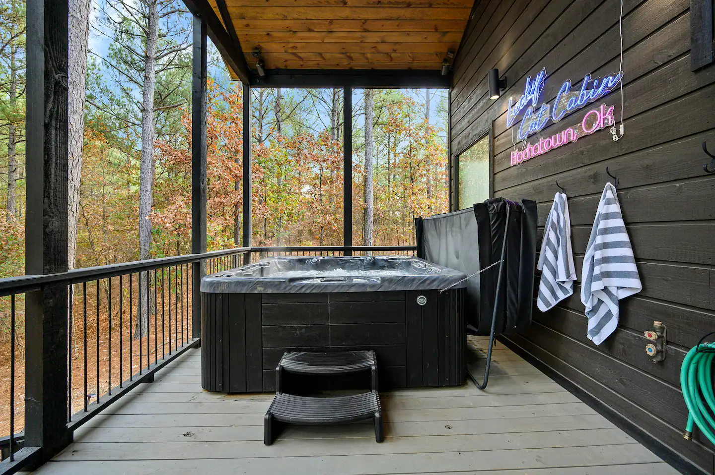 The large hot tub is suitable for at least 6 people!