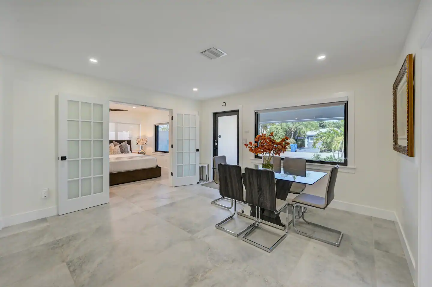 Spacious dining area for 6.
