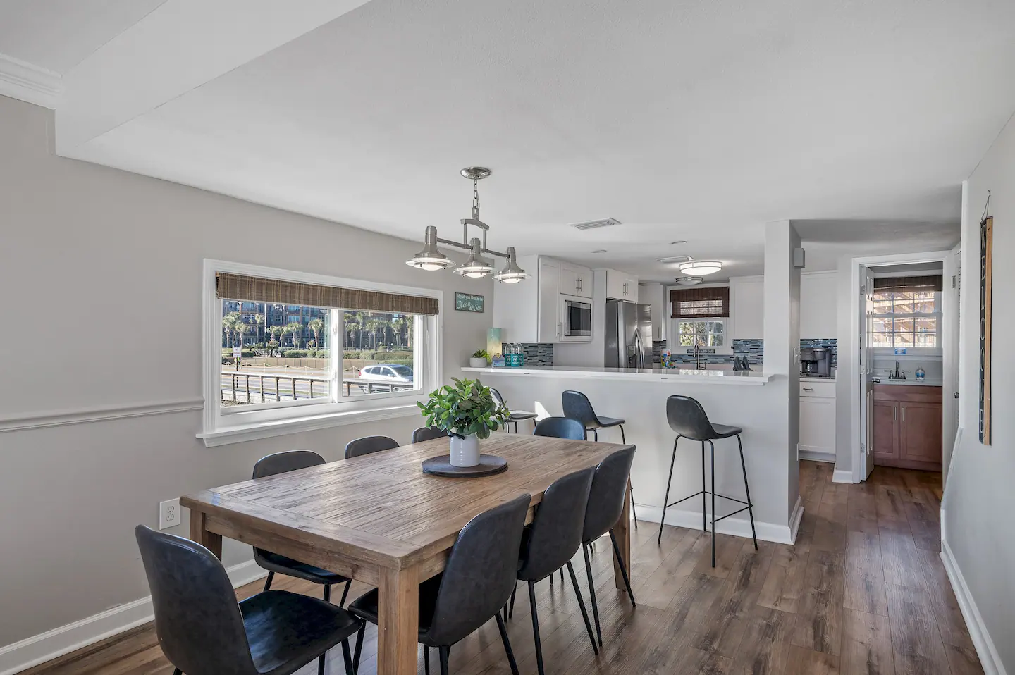 A dining space to eat and talk with your friends and family.