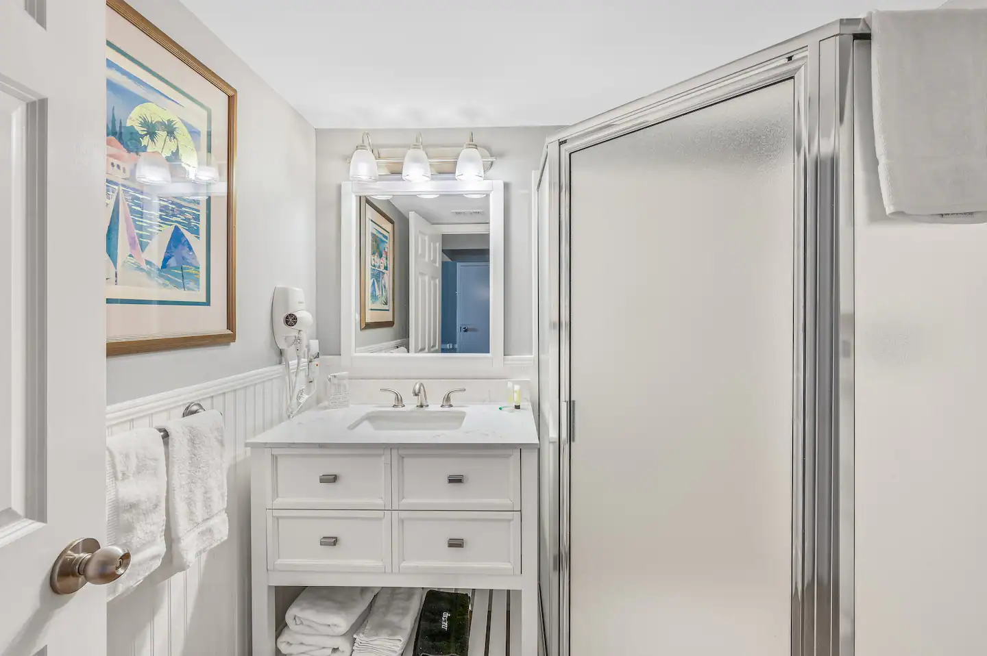 Very chic bathroom.
