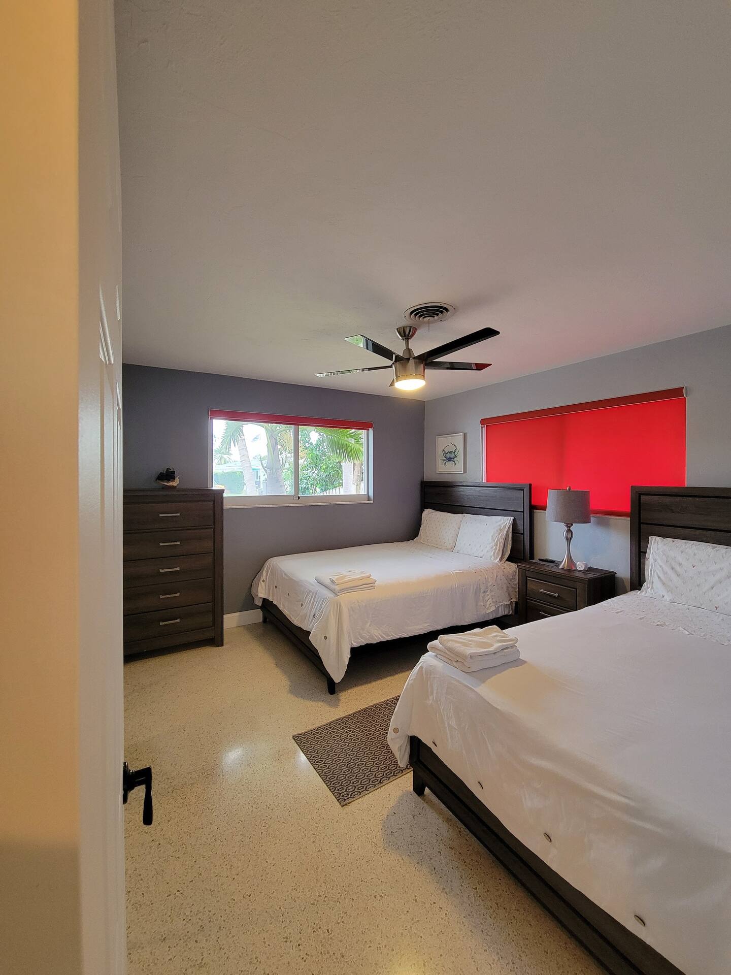 2 Queen-sized beds.